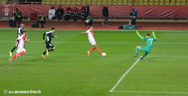 ...Mbappé pousse de l'extérieur...
