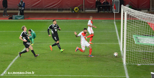 ...et accompagne le ballon...