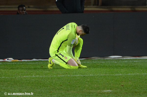 ...Danijel Subasic se plaint de la cheville...