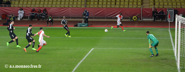 ...Falcao passe devant Falette, qui le retient par le bras...