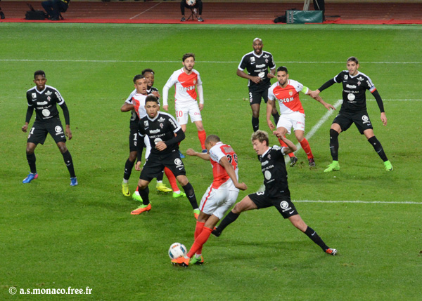 ...centre avec le coup du foulard...