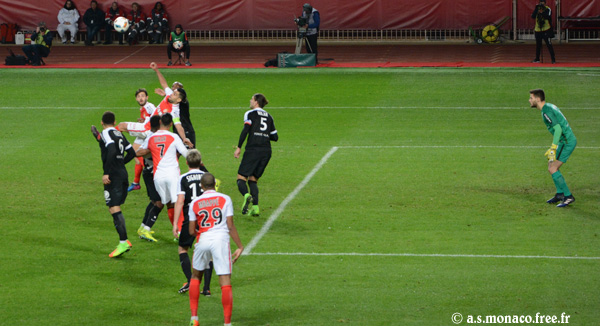 ...Falcao tente le retourné...