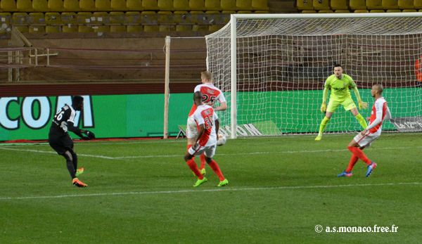 ...contré par Glik...