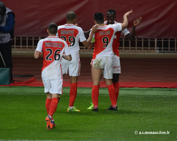 Falcao se dirige vers son passeur...