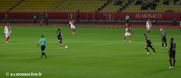 ...et lance le match