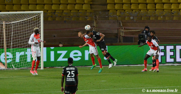 Fabinho dégage devant Lotiès