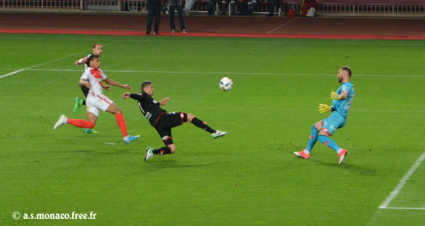 ...Varrault se jette devant Mbappé...