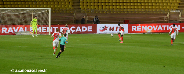 ...pour le contrôle raté de Mendy...