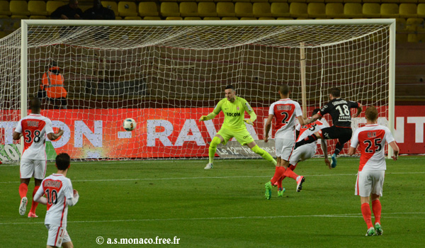 ...le ballon part sur la droite de Subasic, battu...