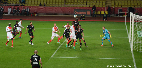 Corner de l'ASM, repoussé par Tavares...
