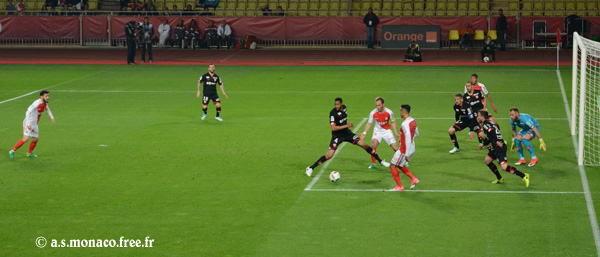 ...et met en retrait pour Silva...