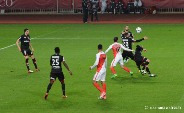 ...le ballon revient sur Amalfitano...