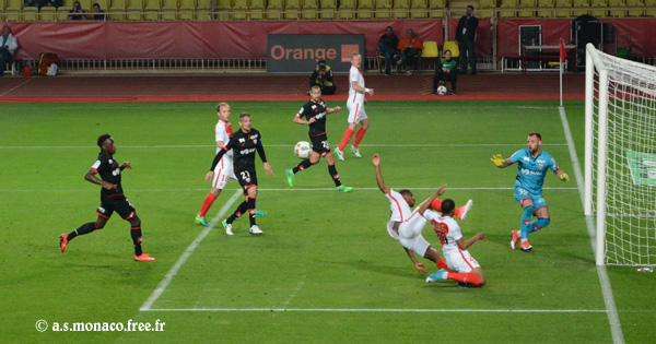 ...et repousse le ballon...