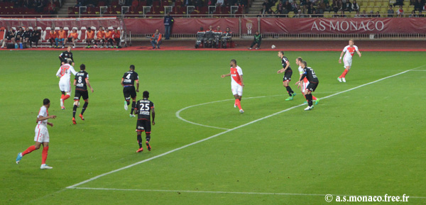 ...mais donne le ballon à Bakayoko...