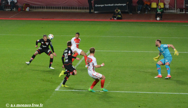 ...trop en retrait pour Mbappé...