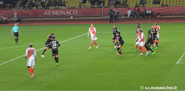 ...Lees-Melou sur la trajectoire va repousser