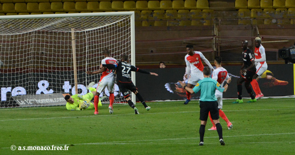 ...vers Subasic qui capte