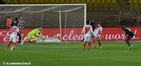 ...Subasic se détend sur sa ligne...