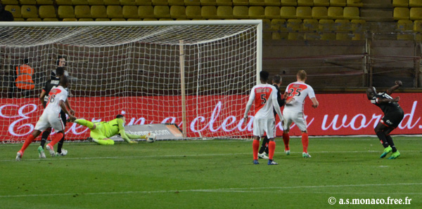 ...stoppe le ballon...