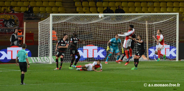 Corner pour la tête de Jemerson...