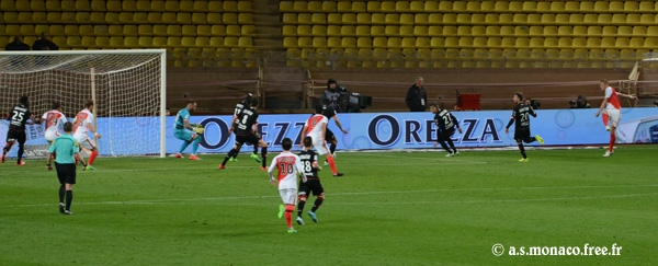 ...mis en corner par Lotiès