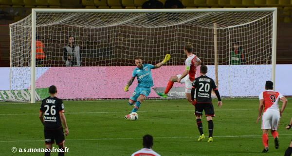 Passe en retrait pour Reynet...