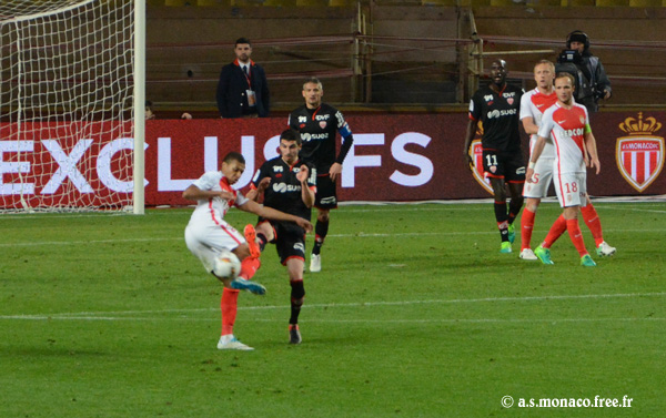 ...sorti pied en avant de Lees-Melou sur Mbappé...