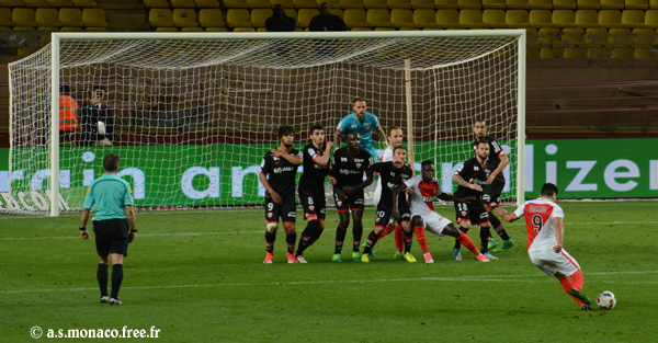 Falcao frappe le coup-franc...
