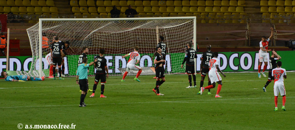 ...ballon et joueurs sont au fond des filets