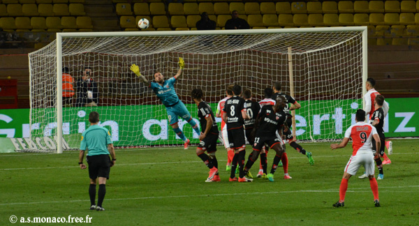 ...prend la direction de la lucarne droite de Reynet...