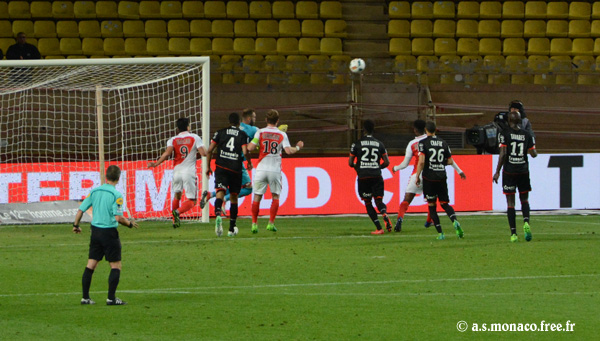...et laisse le ballon en jeu