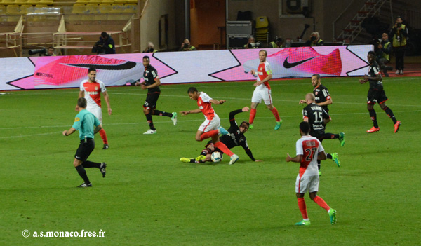 Tacle d'Amalfitano devant Mbappé