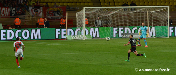 Long ballon pour Mbappé côté gauche...