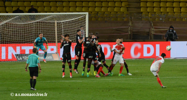 ...le ballon contourne le mur sur la droite...