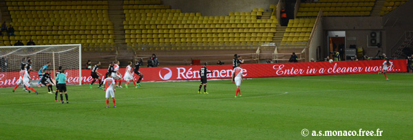 Lemar le frappe fort au premier poteau...