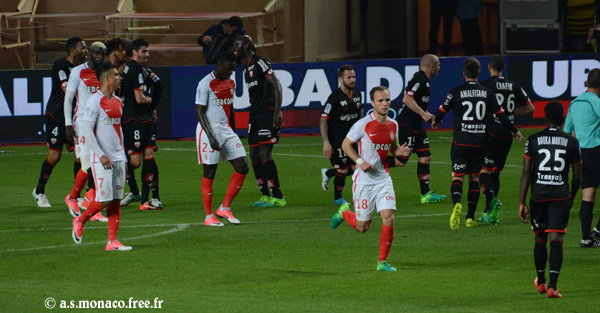 ...et ouvre le score...