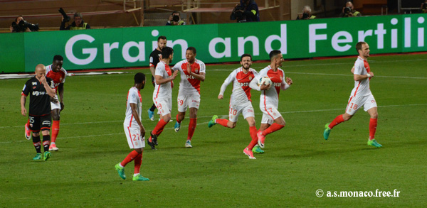 ...Falcao félicité par Mbappé...