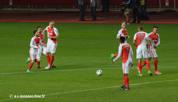 ...et Dirar a été remercié au passage, il met le ballon pour que le match continue...