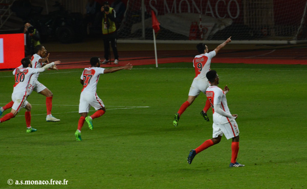 Falcao court vers la touche, poursuivi par son équipe...