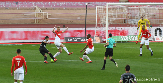 ...pour Roux qui lance Dossevi...