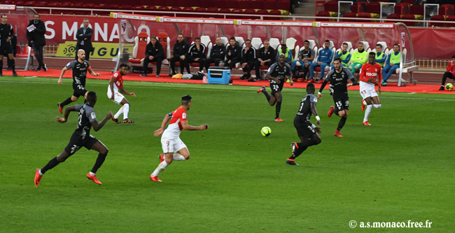Passe en profondeur de Lemar...