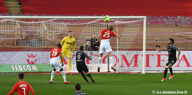 Centre de Rivierez pour Roux, dégagé par Glik