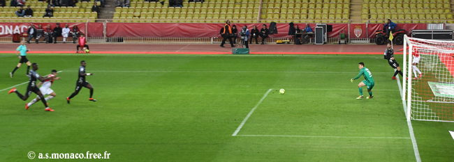 ...Falcao arrive dans l'axe...