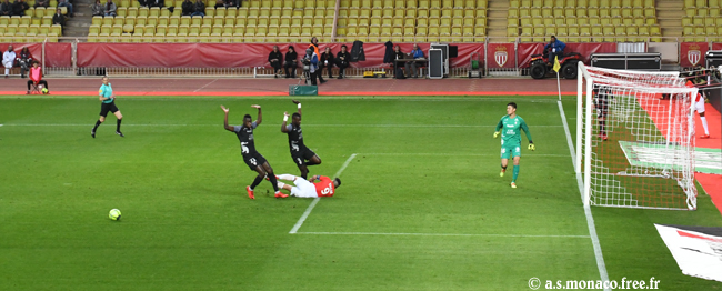 ...l'arbitre laisse le jeu se poursuivre