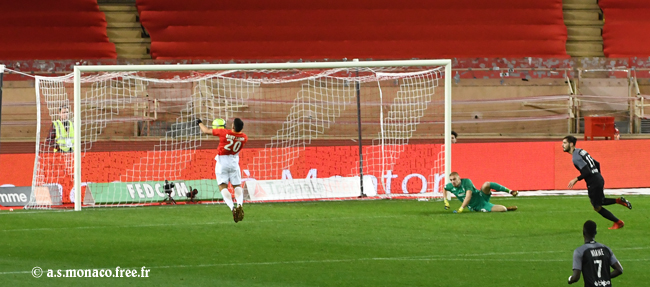 ...et envoit le ballon au second poteau sur Lopes qui contrôle de la poitrine...