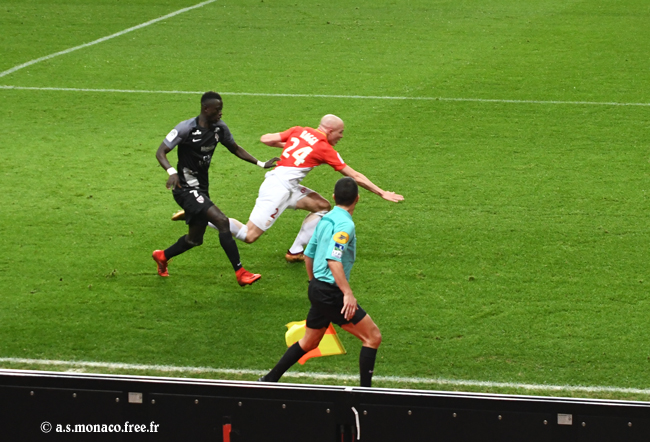 Niane pousse Raggi sous les yeux de l'arbitre...