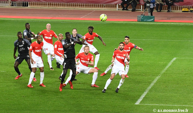Niane saute au premier poteau...