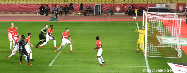 ...et met le ballon dans la lucarne de Subasic...
