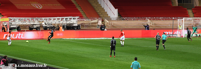 Fabinho a intercepté, donné à Lemar, qui lui remet...