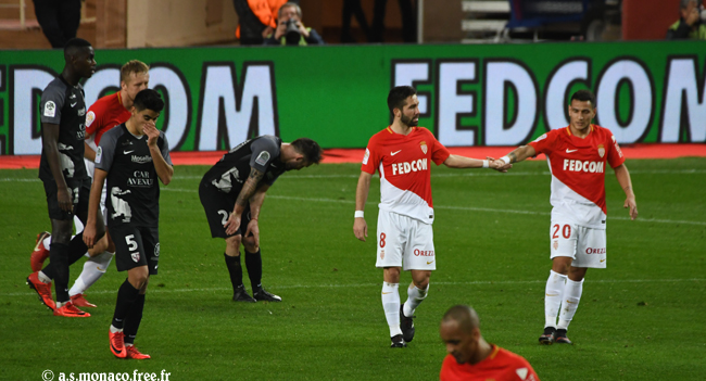 ...Lopes console Moutinho